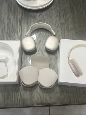 AirPods Max, lightly used for a week